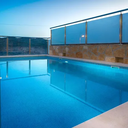 In Mit Privatem Pool By Interhome Nyaraló *