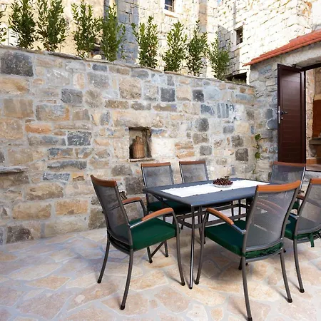 In Mit Privatem Pool By Interhome